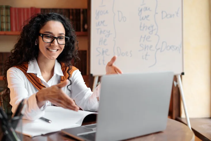 https://static.teachaway.com/wp-content/uploads/2020/11/13140611/teachEnglishonlinewithnoexperience_1851963082.jpg